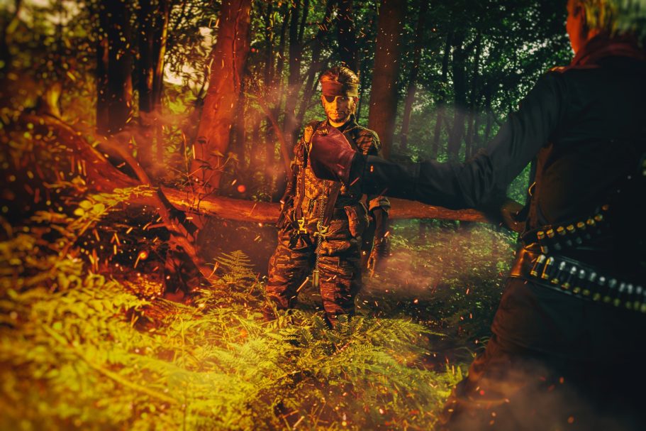 Soldaten in einem Wald, umgeben von Rauch und flammendem Licht.